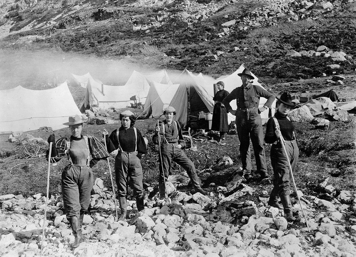 Vào năm 1896, khi vàng được phát hiện tại Klondike, hàng ngàn người từ khắp nơi trên thế giới đã đổ xô đến vùng đất này với hy vọng đổi đời. Cơn sốt vàng Klondike đã biến một vùng đất hoang sơ thành một trung tâm sôi động của những người khai thác vàng. (Ảnh:Britannica)