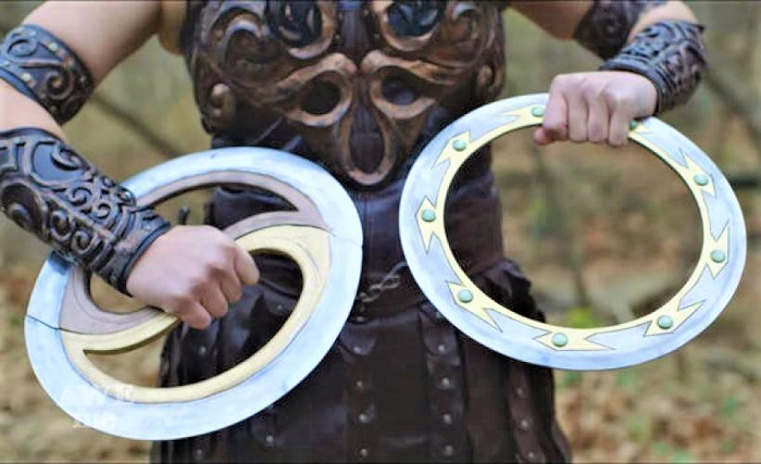 6. Vành thép Chakram (luân xa): Các chiến binh Ấn Độ cổ đại đã sử dụng Vành thép Chakram (luân xa) từ thế kỷ thứ 5 trước Công nguyên trở đi. Những vũ khí hình tròn bằng thép này có cạnh ngoài được mài sắc và đường kính từ 12-30 cm. Với luân xa, người da đỏ có thể liệng trúng mục tiêu cách xa hơn 100m. Luân xa có thể cắt đứt cánh tay của đối thủ hoặc cắt cổ họ.