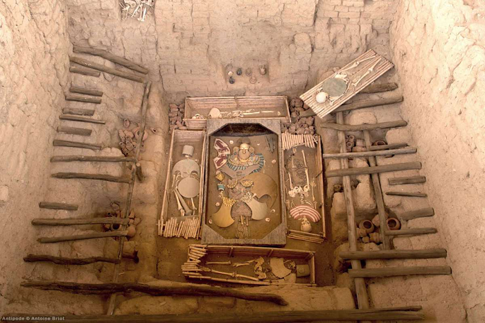 1. Gia tài sang thế giới bên kia của Chúa tể Sipan: Năm 1987, một quần thể khổng lồ các lăng mộ từ nền văn hóa Moche được khai quật. Đáng chú ý nhất trong số này là ngôi mộ của El Señor de Sipán (Chúa tể Sipan), một chiến binh, người cai trị nền văn mình Moche. Phân tích các biểu trưng trên trang phục và đồ tùy táng trong ngôi mộ, các nhà khoa học cho rằng đây phải là người có địa vị rất cao thời Moche.