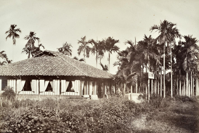 Không gian vườn tược yên bình của quán cà phê Lyonnais, Sài Gòn năm 1864 cũng là một trong những hình ảnh miền Nam hơn 100 năm trước qua ống kính của nhiếp ảnh gia người Pháp.