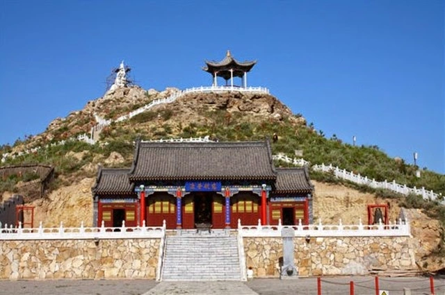 Cho dù nằm xa xôi ở vùng Nội Mông, nhưng hàng năm có đến hàng trăm ngàn lượt người Trung Quốc và Mông Cổ tìm đến Hoi Hot chỉ để thắp cho nàng nén hương và chiêm ngưỡng nhan sắc nàng…