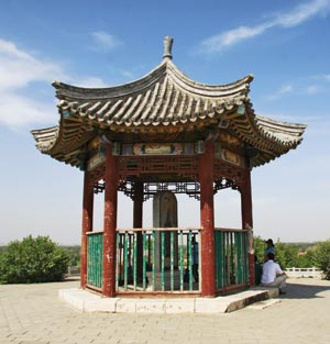 Vùng đất này được người Mông Cổ gọi là “thanh trủng” - nấm mồ xanh. Và cũng giống như Thành Cát Tư Hãn, mộ của nàng chỉ là mộ gió, không có thi hài, được dựng lên để thờ linh hồn.