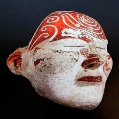 Một số người đã rất ngạc nhiên khi thấy rằng mặt nạ người chết của người Tashtyk mang những nét đặc trưng của châu Âu. Xác của những đứa trẻ được phát hiện bên ngoài ngôi mộ. Không ai trong số những người trẻ tuổi có mặt nạ.