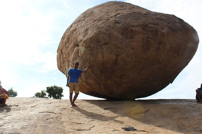 Nỗi lo sợ của Thống đốc đã được chứng minh là không có cơ sở, vì tảng đá Krishna’s Butter Ball này còn không hề di chuyển trong 100 năm qua, chứ nói gì đến trượt xuống đồi. Do đó, thị trấn vẫn an toàn trước nguy cơ tàn phá của nó trong thời gian này.