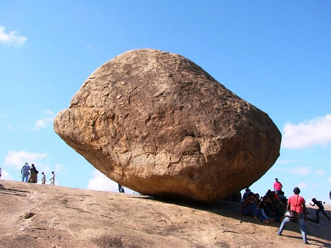 Krishna's Butter Ball được những người dân địa phương gọi là Vaan Irai Kal, tức " Đá của chúa trời". Họ tin rằng các vị thần đã đặt tảng đá ở Mahabalipuram để thể hiện sức mạnh trước các cư dân trong thị trấn.