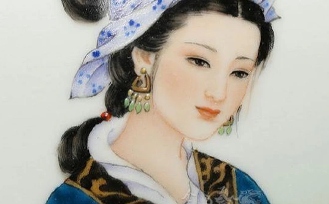 Tây Thi là mỹ nhân có ngũ quan đoan chính, phấn diện đào hoa, tướng mạo hơn người ngay cả khi không trang điểm. Vì gia cảnh khó khăn, quanh năm suốt tháng nàng phải mặc xiêm y bằng vải bố, công việc hàng ngày là ra bờ suối Hoán Sa khê để giặt quần áo cùng dân trong làng.