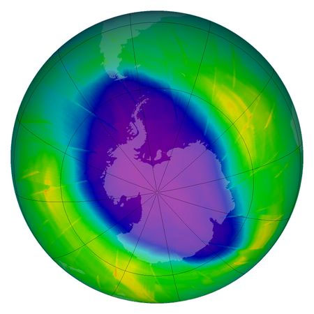 "Theo dữ liệu của chúng tôi từ đầu tháng 9, kích thước của lỗ thủng ozone nằm trong phạm vi trung bình. Tuy nhiên, chúng tôi sẽ theo dõi rất chặt chẽ trong vài tuần tới vì các lỗ thủng tầng ozone trong năm 2020 và 2021 chỉ bắt đầu trở nên đặc biệt sau này". Vincent-Henri Peuch, Giám đốc Copernicus cho biết.