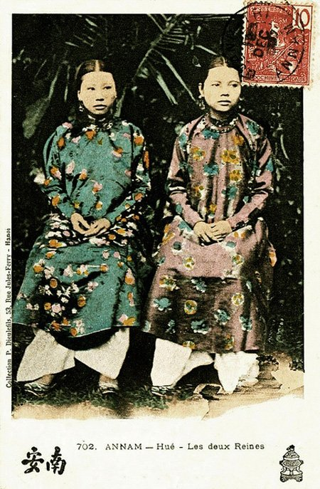 Hai người vợ của vua Thành Thái năm 1907.