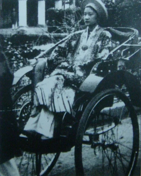 Nam Phương hoàng hậu trong lễ tấn phong năm 1934. Đây là một trong những bức ảnh cực hiếm về các ông hoàng, bà chúa Việt Nam xưa.