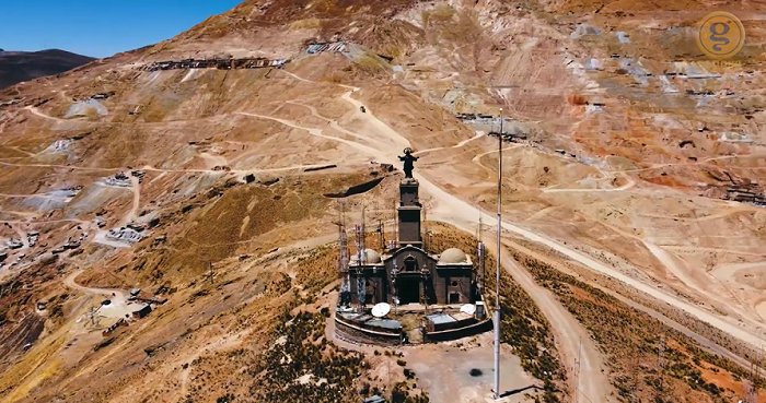 Đến Potosí, du khách có thể dễ dàng tìm thấy các tour tham quan mỏ Cerro Rico với giá khoảng 50 USD trở lên. Đây là một trong những điểm đến hàng đầu của thành phố bên cạnh những công trình kiến trúc thuộc địa, nhà thờ cổ, bảo tàng...