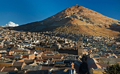 Tọa lạc giữa một trong những thành phố cao nhất thế giới tại Potosí của Bolivia, Cerro Rico được mệnh danh là ngọn núi giàu có. Thực dân Tây Ban Nha từng đặt cái tên này cho Cerro Rico ám chỉ lượng quặng bạc khổng lồ tới hơn 56 nghìn tấn bên dưới, đến nỗi họ cho rằng ngọn núi làm hoàn toàn từ bạc.