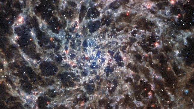 Đây là hình ảnh của Hubble về IC 5332 được chụp bởi Kính viễn vọng Không gian James Webb (JWST), cho thấy cấu trúc của một số nhánh xoắn ốc bị che khuất bởi các đám mây bụi, trông nó như một "bộ xương" thiên hà xa xôi tuyệt đẹp.