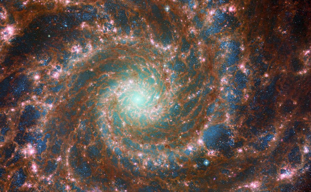 Nhưng Hubble không thể nhìn thấy gì trong vùng hồng ngoại của phổ điện từ, trong khi Kính viễn vọng Không gian James Webb có thể.