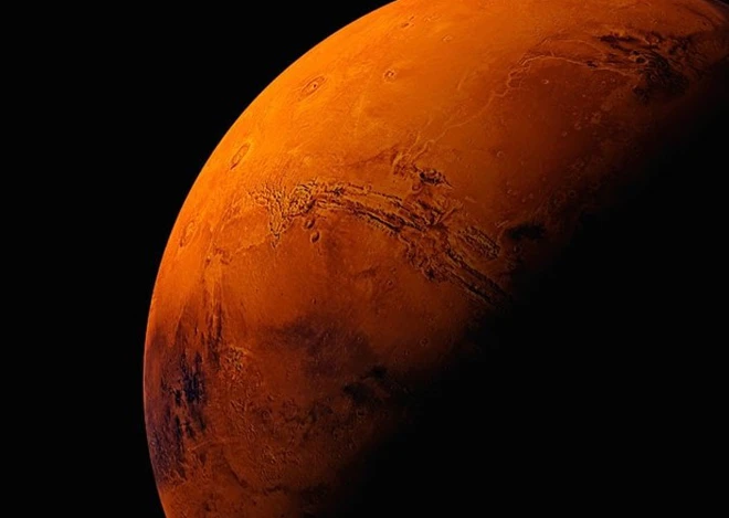 "Chất regolith xốp bão hòa nước muối sẽ tạo ra một không gian vật lý được che chắn khỏi tia cực tím và bức xạ vũ trụ, đồng thời cung cấp dung môi, trong khi nhiệt độ dưới mặt đất, sự khuếch tán mật độ và giảm sút của bầu khí quyển nơi đây có thể đã nuôi dưỡng một loại vi sinh vật "ăn" hydro và carbon dioxide để tạo năng lượng, thải ra khí mê-tan" - tiến sĩ Sauterey giải thích.