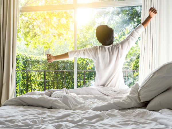 Dù bạn vẫn ngủ nhưng trong giấc mơ lại thấy mình đã tỉnh giấc, làm những hành động thường ngày một cách rất chân thật chứng tỏ bạn đang rất lo lắng về những ngày sắp tới và làm mọi thứ để tránh né nó.