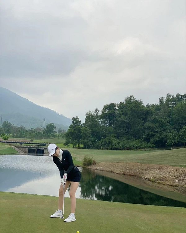 Những bức ảnh trên sân golf của Thảo Nguyên bỗng chốc nổi như cồn như trên mạng xã hội nhờ nhan sắc đỉnh cao cùng thân hình thon thả cực hoàn mỹ.