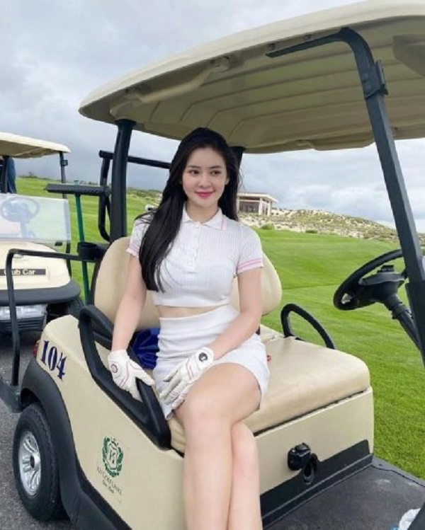 Bắt đầu tham gia môn golf từ năm 2019, nàng hot girl gây chú ý với gu thời trang chơi golf sang chảnh mà vẫn cực khoẻ khoắn.
