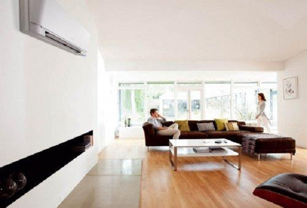 Ở đa số công sở khi lắp điều hòa tổng đều có hệ thống thông gió đi kèm, vì vậy không khí cả ngày vẫn khô sạch, mát mẻ. Nhưng ở nhà riêng thường không có hệ thống này.