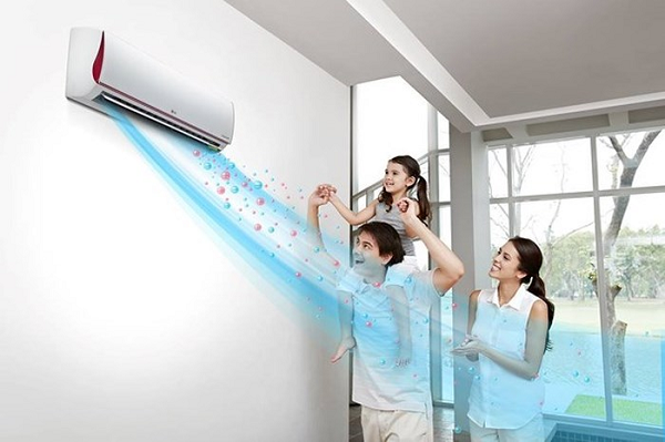 Khi bật điều hòa chúng ta thường đóng kín các cửa phòng, khiến cho luồng không khí tuần hoàn kín không được bổ sung không khí ngoài, và lượng không khí này sẽ bị rút dần độ ẩm tạo cảm giác khô ráo cho phòng.