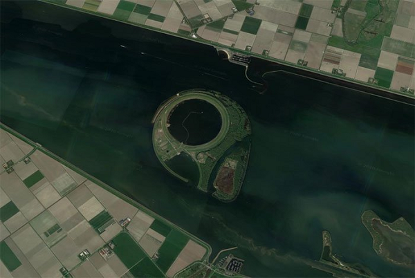 Ít ai biết rằng, Hà Lan có một hòn đảo nhân tạo. Hòn đảo này nằm ở Ketelmeer, và nhìn trên Google Maps thì trông nó thực sự giống biểu tượng định vị của ứng dụng này.