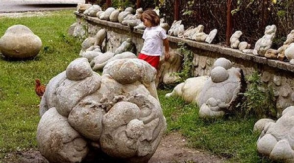 Điều kinh ngạc là trong và sau mỗi trận mưa, đá trovants ở làng Costesti mọc lên như… nấm. Những hòn đá cứ thể lớn lên, phình to một cách kỳ lạ và chúng chỉ mọc khi có nước mưa.