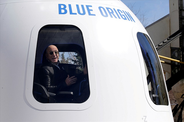 Sau khi đợt đấu giá kết thúc, người chiến thắng sẽ cùng anh em tỷ phú Jeff Bezos tham gia khóa huấn luyện cho chuyến du hành bằng tàu vũ trụ New Shepard của Blue Origin, dự kiến khởi hành từ bãi phóng của công ty tại Texas vào 20/7.