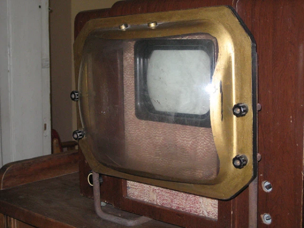 KVN-49 - TV đen trắng với nhiều phiên bản khác nhau được xuất xưởng từ năm 1949 cho đến năm 1960. Đây là chiếc tivi đầu tiên được sản xuất đại trà ở Liên Xô.