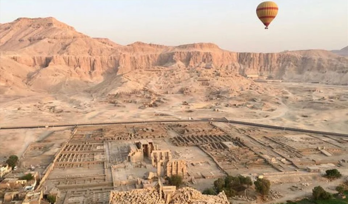 Tutankhamun, hay Vua Tut, trị vì trong khoảng năm 1332-1323 TCN, là một nhân vật bí ẩn có thể là vua Rathotis theo Manetho, nhà sử học thời cổ đại.