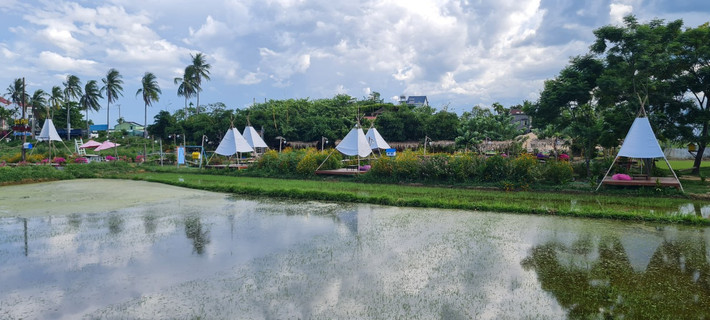 Giữa khung cảnh làng quê thanh bình dọc con đường Hùng Vương, thành phố Hội An, những "túp lều" nhỏ xinh xinh khiến du khách phải dừng chân ghé lại...