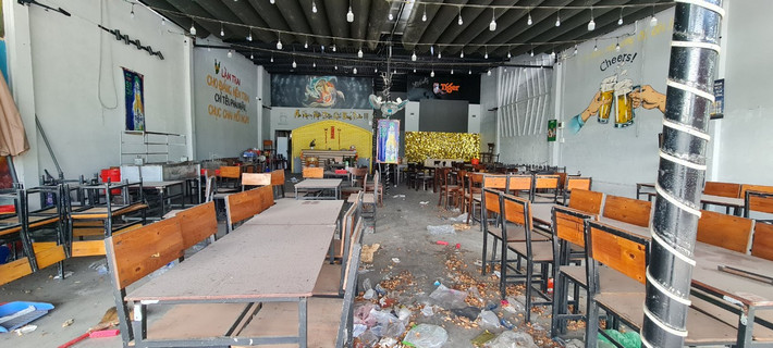 "Việc chủ cơ sở kinh doanh ồ ạt rời đi sẽ tạo áp lực để kéo giá cho thuê xuống, hình thành mặt bằng giá mới.", một chuyên gia bất động sản nhận định.