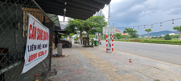 Dãy nhà hàng, quán nhậu trên con đường Hoàng Thị Loan, nơi được mệnh danh là "phố Hồng Kông bên hông cầu vượt" sầm uất ngày nào giờ vắng tanh.