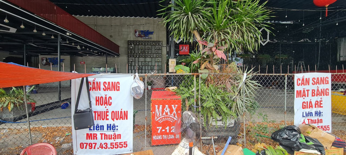 Cả dãy nhà hàng từng ken cứng khách mỗi đêm, giờ chỉ còn 1-2 cơ sở hoạt động cầm chừng xen lẫn giữa những tấm bảng cho thuê quán, sang mặt bằng.