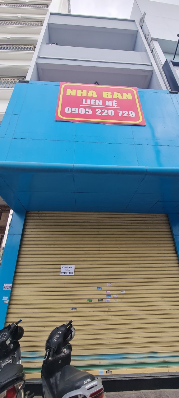 Không chỉ dán bảng cho thuê, nhiều căn nhà 3- 4 tầng thậm chí còn rao bán dù tất cả đều nằm ở vị trí vàng và trước đây từng tấp nập khách ra vào. Một môi giới bất động sản cho biết, nhu cầu thuê và mua nhà tại các tuyến phố đắt đỏ ở trung tâm thành phố hiện rất thấp. Nhiều căn đã rao bán vài tháng nay vẫn chưa tìm được chủ mới.