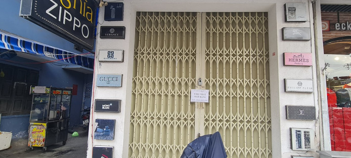 Phần lớn các cửa hàng trên tuyến phố Lê Duẩn đều do tiểu thương đến thuê mặt bằng để kinh doanh.