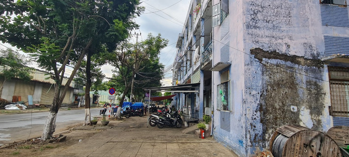 Được hoàn thành và đưa vào sử dụng từ năm 2001-2002, các block của chung cư Hòa Minh hiện đã xuống cấp nghiêm trọng.