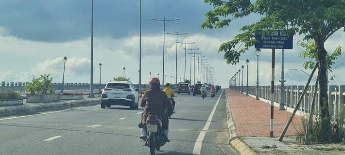 Cầu Cửa Đại có ý nghĩa vô cùng quan trọng, góp phần giúp cuộc sống người dân hai bên bờ sông Thu Bồn “thay da đổi thịt” từng ngày .