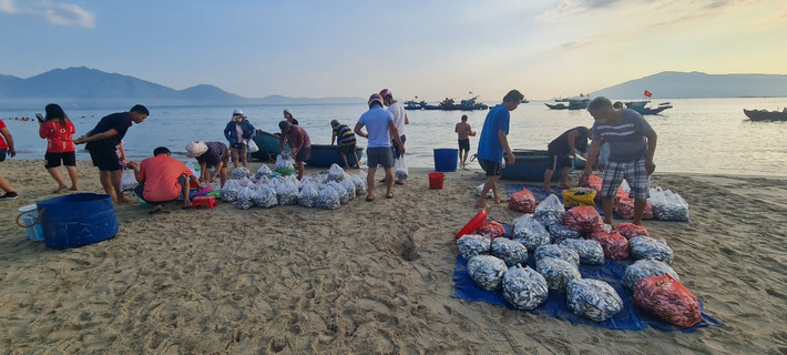 Do chợ cá trên bãi biển chỉ họp nhanh vào sáng sớm nên hầu hết cá được đổ vào bao để vận chuyển đến các chợ nhỏ.