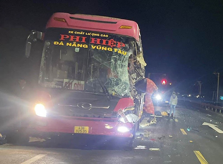 Khoảng 22h30 ngày 17/6, tại Km1334+100 Quốc lộ 1A đoạn qua huyện Phú Hòa, tỉnh Phú Yên, xe khách biển số 53S-8001 do tài xế L.H.Q. (45 tuổi, ở tỉnh Bình Định) cầm lái chạy hướng Nam - Bắc đấu đầu xe khách biển số 43B-025.05 do ông Đ.T.Q (46 tuổi, ở huyện Duy Xuyên, tỉnh Quảng Nam) điều khiển.