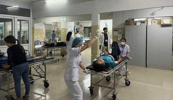 Vụ tai nạn khiến 1 hành khách tử vong tại chỗ, nhiều người khác phải nhập viện cấp cứu.