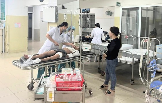 Đại diện Bệnh viện Đa khoa tỉnh Phú Yên cho biết, đơn vị tiếp nhận nhiều người bị thương trong vụ tai nạn vào đêm 17/6.