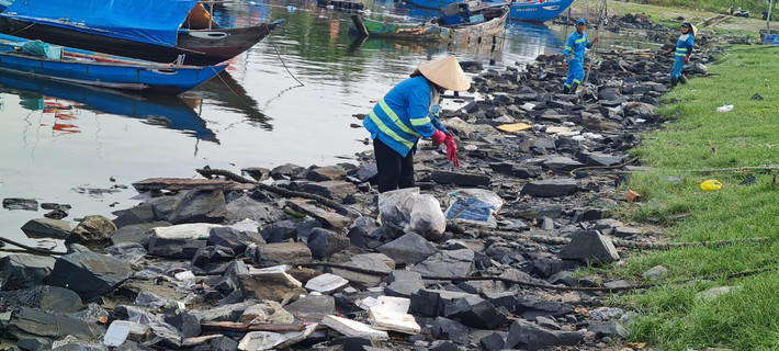 Công tác giữ gìn và đảm bảo vệ sinh môi trường tại Âu thuyền và cảng cá Thọ Quang rất cần sự chung tay của tất cả mọi người.