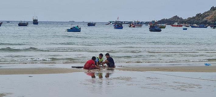 Khung cảnh thanh bình ở thiên đường biển đảo Nhơn Lý.