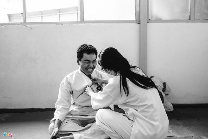 Từ một tên nhóc "siêu quậy" nổi tiếng chợ Bà Chiểu rồi trở thành thầy giáo dạy võ, qua những biến cố trong đời, thầy Mai tâm sự: "Tôi có được ngày hôm nay là vì cuộc đời còn ưu ái, lấy đi của tôi tuổi thơ trong sáng nhưng tặng lại cho tôi một người mẹ, người thầy, người vợ tuyệt vời. Cho đến tận bây giờ và đến sau này, tôi phải phấn đấu hết sức mình để trả ơn họ”.