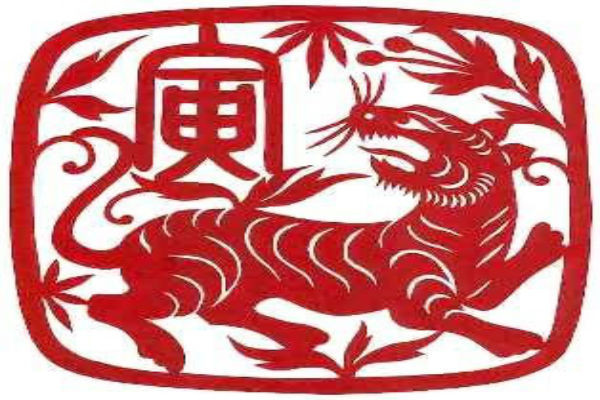 Tuổi Dần: Vận thế chung: 4.3 điểm. Sự nghiệp: 4.2 điểm. Tình cảm: 4.4 điểm. Tài vận: 4.2 điểm. Sức khỏe: 4.4 điểm. Sự nghiệp: Quay về giai đoạn điều chỉnh. Công việc: Tuần tự theo đúng trình tự. Tài vận: Nguồn thu nhập chính tạm ổn, các khoản thu nhập thêm cần thận trọng. Tình cảm: Tương đối bình yên, không có sóng gió. Sức khỏe: Chú ý đề phòng bị cảm lạnh. Quý nhân: Tuổi Thân. Tiểu nhân: Tuổi Dần. Lời khuyên: Chú ý luôn phải giữ được bình tĩnh trước mọi tình huống. Nguồn ảnh: Sina.
