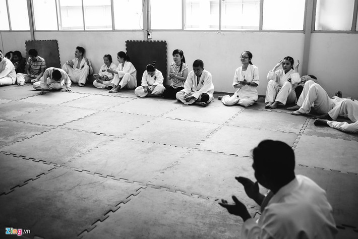 Lớp học này có hơn hai mươi học viên, tính cách mỗi em một khác nhau. "Để dạy được các em trước tiên cần hiểu chúng nó", thầy Mai tâm sự.