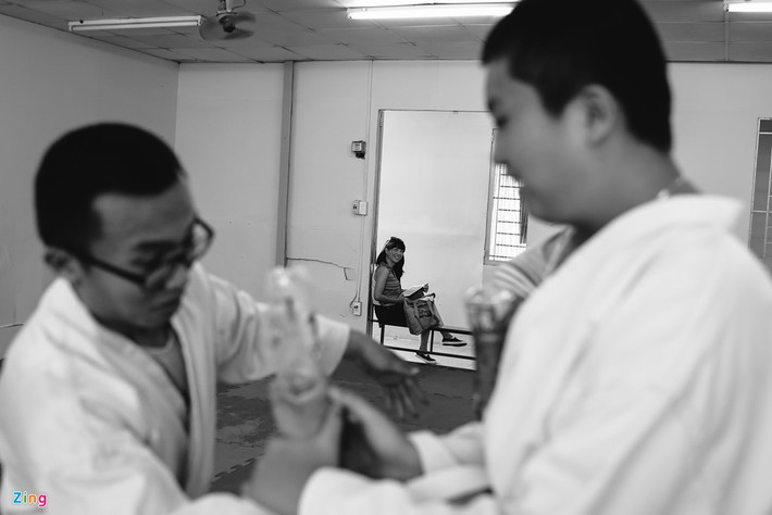 Những lời động viên đúng lúc, những nụ cười tràn ngập trong lớp học này. Mỗi em học viên chỉ cần được giao tiếp và lắng nghe thì sẽ hòa nhập rất tốt với cuộc sống. Phụ huynh của bé Gia Kiện (bên trái) đang ngồi quan sát con tập. "Nhìn thấy con mình vui vẻ, năng động trong các buổi tập với các thầy giáo là điều hạnh phúc nhất", chị chia sẻ.