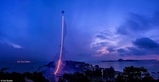 Nghệ sĩ Trung Quốc Thái Quốc Cường mới đây đã có màn trình diễn phóng pháo hoa công phu ở quê nhà tại thành phố Tuyền Châu, tỉnh Phúc Kiến. Ông đã đốt một thang dây gắn đầy pháo hoa dài 500m trên trời để người bà 100 tuổi nhìn rõ.