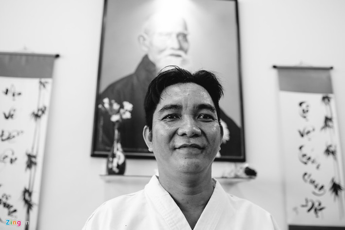 Lớp dạy võ mới khai trương được một tháng. Người sáng lập ra là võ sư Lê Hoàng Mai (1975), Trưởng bộ môn Aikido quận Tân Bình. Ông đã dạy võ cho trẻ khuyết tật lâu năm.
