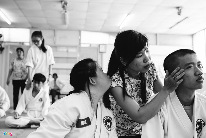 Linh và Sáng là hai học viên đặc biệt hơn cả trong lớp học này.