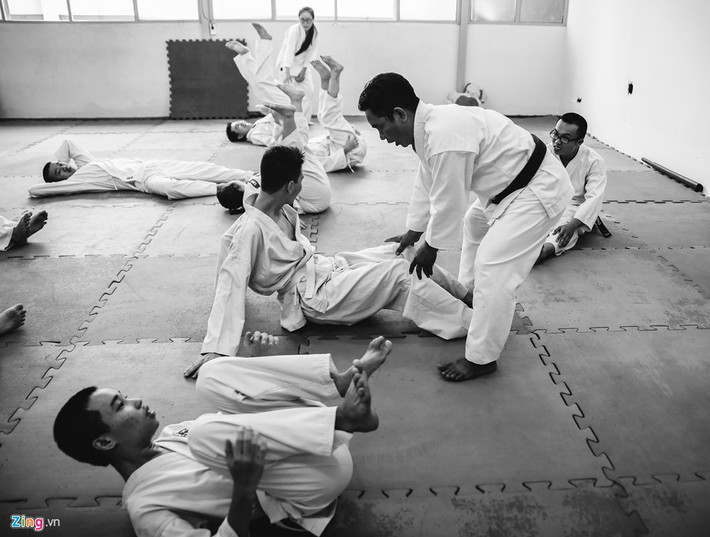 Việc dạy các em tự kỷ rất khó vì độ tập trung rất kém. Tại lớp học, thầy Mai phải hướng dẫn trực tiếp bằng cách nắn tay chân cho các em. Vị võ sư này quan niệm không có ai là không thể học võ, kể cả trẻ tự kỷ hay khuyết tật.